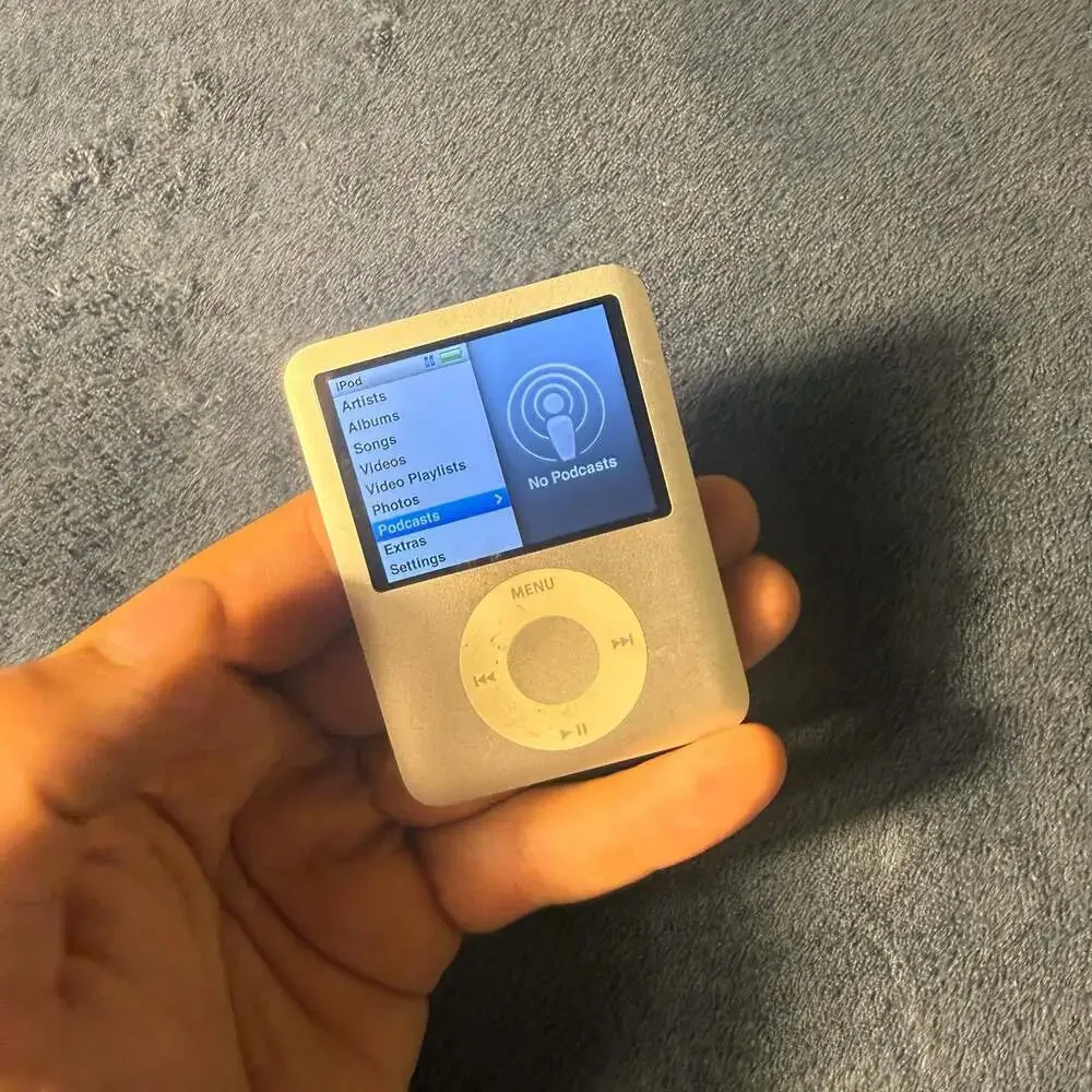 Apple iPod Nano 3rd Generation 4GB Silver